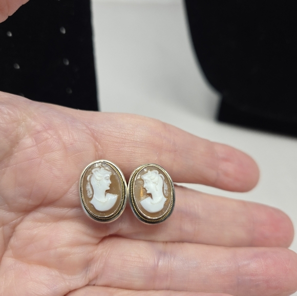 Vintage Cameo Womens Silver Screwback Earrings Hand Carved White On Light Brown - Picture 7 of 10